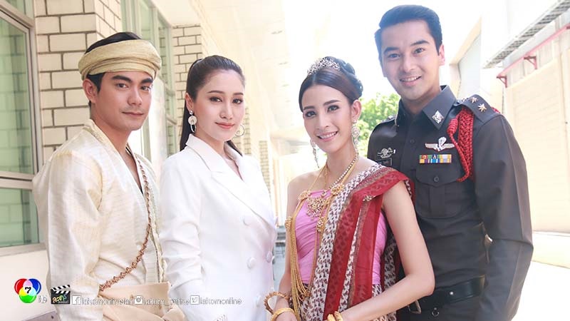 Tấm Ren Thêu Lúc Chạng Vạng
